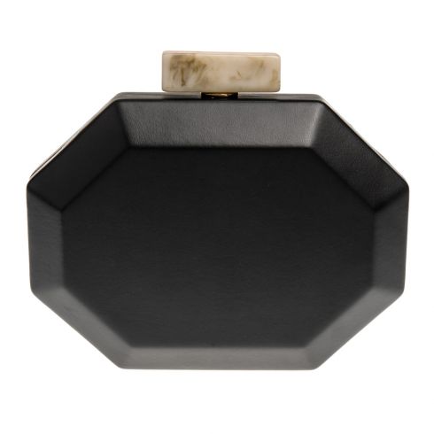 Τσαντάκι clutch πολυγωνικό ( 19 Χ14 Χ5 cm & extra αλυσίδα 120cm) από δερματίνη,  με ιδιαίτερο, ορθογώνιο, κοκκάλινο κούμπωμα, σε χρώμα μαύρο.(σε προστατευτική θήκη-non woven)