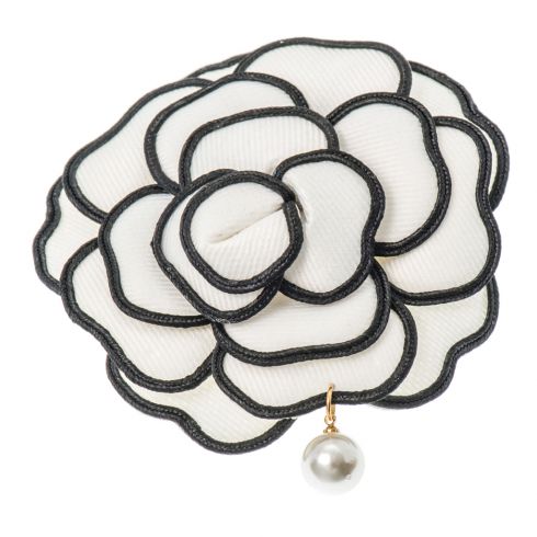 Καρφίτσα-μπουτουνιέρα( συγχρόνως με κλίπ για μαλλιά), μεγάλο λουλούδι καμέλια (διαμέτρου 11cm), με κρεμαστή πέρλα, σε χρώμα λευκό με μαύρο φινίρισμα
