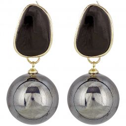 Σκουλαρίκια καρφωτά από μεταλλικό στοιχείο και κρεμαστή πέρλα,μήκους4cm,σε χρώμα μαύρο/γκρί.