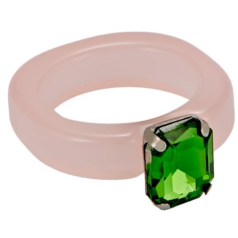 Δαχτυλίδι μονόπετρο από ρητίνη σε χρώμα ρόζ/σμαραγδί.