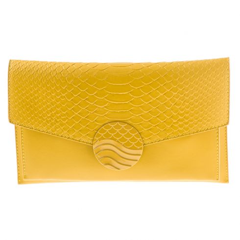 Τσάντα φάκελος(28Χ17cm,αποσπώμενο αυξομειούμενο λουρί για χιαστί 128cm και καρπού 18cm), από δερματίνη με ανάγλυφο σχέδιο στο καπάκι και μεταλλικό κούμπωμα, σε χρώμα κίτρινο
