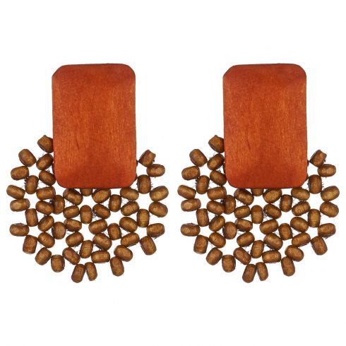 Σκουλαρίκια χειροποίητα καρφωτά από ξύλινες χάνδρες μήκους 5cm σε χρώμα καφέ.