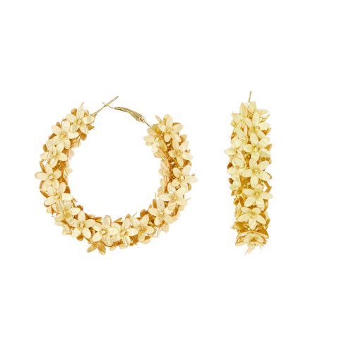 Σκουλαρίκια χειροποίητα κρίκοι από ακρυλικά λουλούδια, μήκους 6cm, σε χρώμα χρυσό.