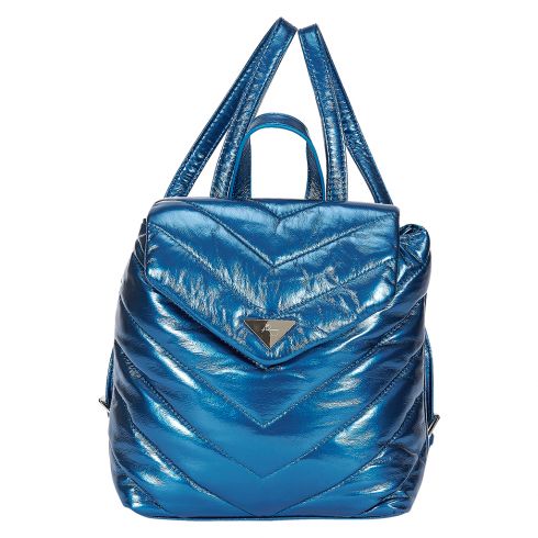 Τσάντα πλάτης,από γυαλιστερή δερματίνη και διακοσμητικά γαζιά, με καπάκι και φερμουάρ,διαστάσεων 24 cm X 24 cm X 11cm ,αυξομειώμενα λουριά πλάτης μήκους 83cm ,σε χρώμα μπλέ